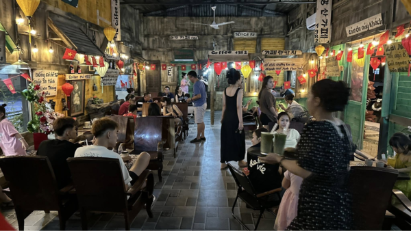 Quan Cafe Ben Van Don 9