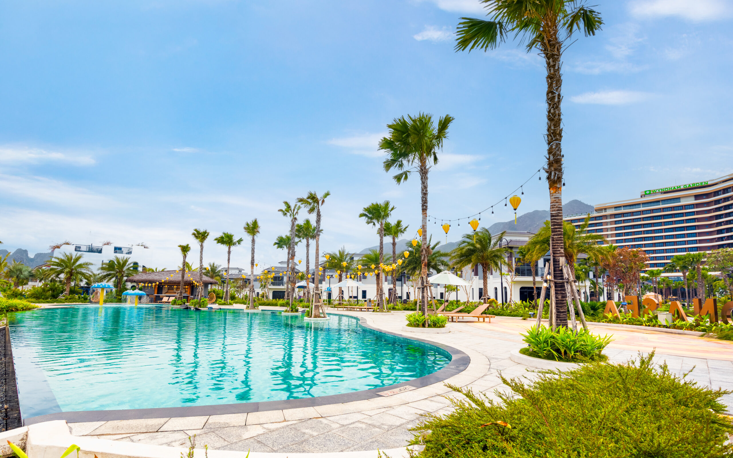 Hồ Bơi Ngoài Trời Hiện Đại, View Biển Tuyệt Đẹp