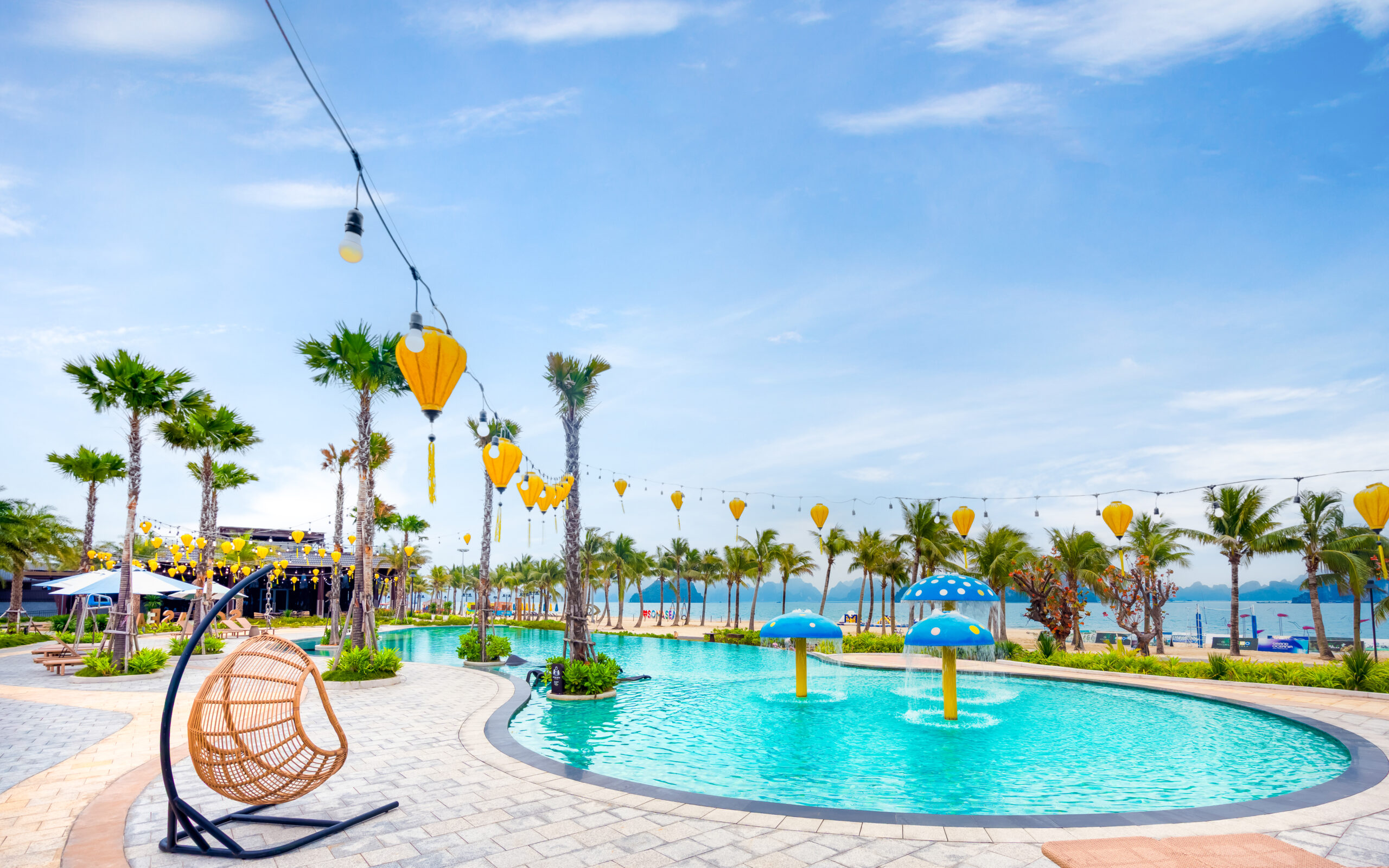 Không Gian Pool Bar Sành Điệu View Nhìn Thẳng Vịnh Biển