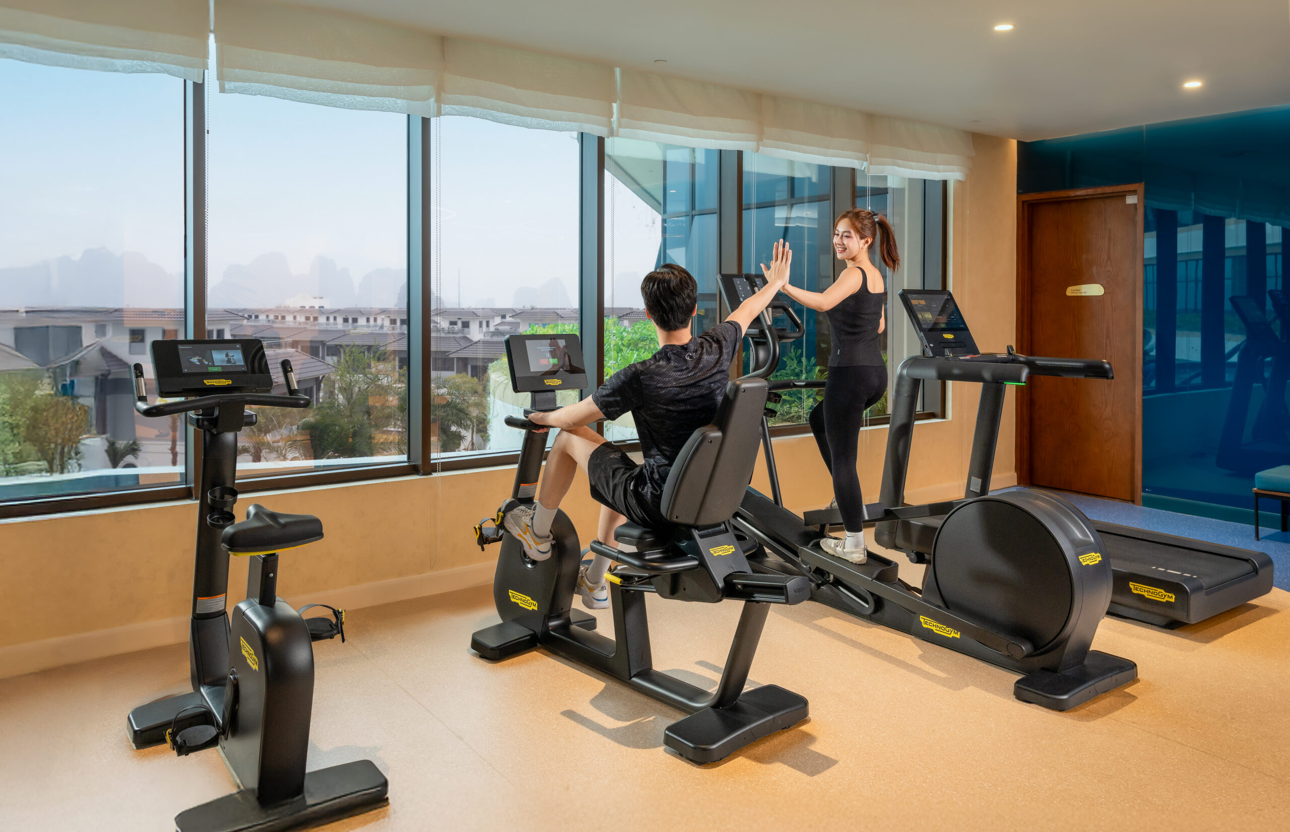 Phòng Gym Hiện Đại Đầy Đủ Thiết Bị Tập Luyện Mới