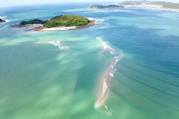 Biển Xanh Trong Vắt Bãi Cát Trắng Mịn Trên Đảo Cô Tô