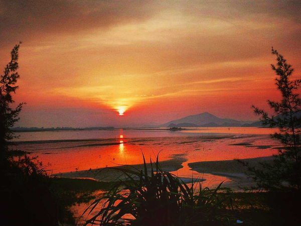 Hoàng Hôn Lãng Mạn Soi Bóng Trên Mặt Biển Quan Lạn