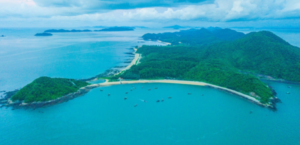 Đảo Cái Chiên Hấp Dẫn Bởi Rừng Phi Lao Xanh Mát Và Bãi Biển