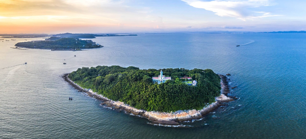 Hòn Dấu Gây Ấn Tượng Bởi Rừng Xanh Kết Hợp Cùng Bãi Biển Hiền