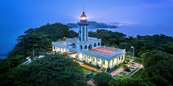 Du Khách Thường Đến Thăm Ngọn Hải Đăng Cổ Kính Trên Đảo Hòn Dấu