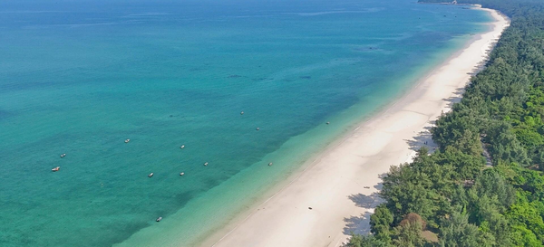 Biển Hồng Vàn Nổi Tiếng Bởi Làn Nước Trong Xanh Cùng Bãi Cát Trắng