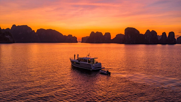 Hoàng Hôn Rực Rỡ Trên Vịnh Hạ Long, Biển Xanh Và Bãi Cát Trắng