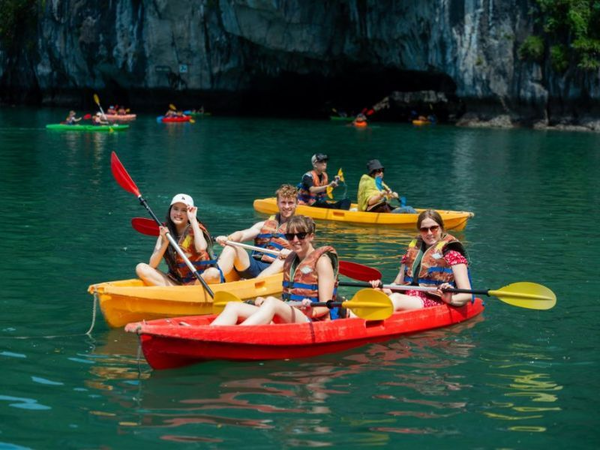 Chèo Kayak Khám Phá Hang Động Và Đảo Nhỏ Giữa Vịnh Hạ Long