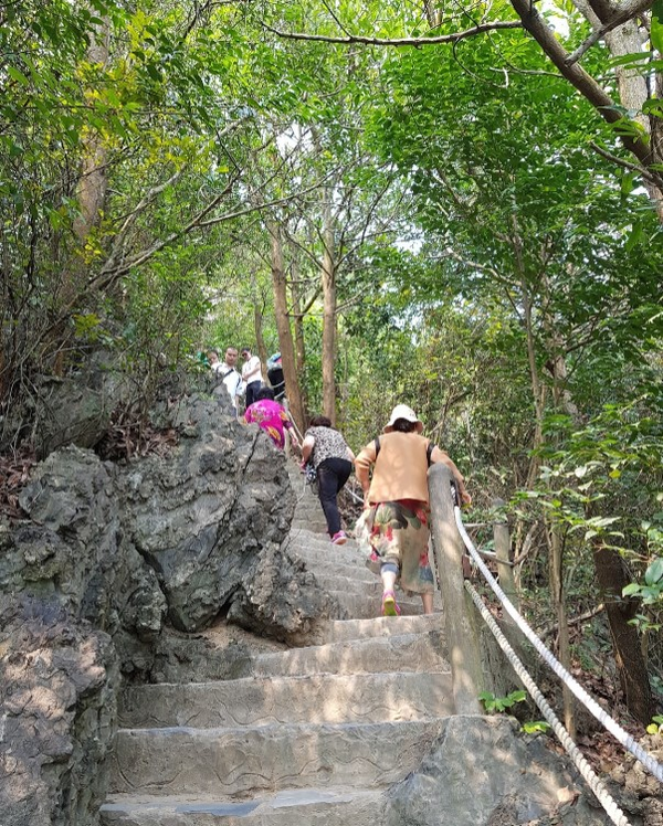 400 Bậc Đá Dẫn Lên Đỉnh Núi Ti Tốp
