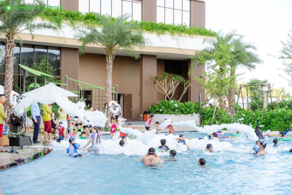 Hồ Bơi Ngoài Trời