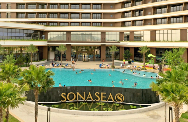 Thư Giãn Bên Hồ Bơi Ngoài Trời Rộng Rãi, View Hướng Biển