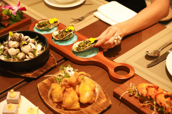 Trải Nghiệm Ẩm Thực Đa Dạng Tại Nhà Hàng Sang Trọng, Phong Cách Hiện Đại