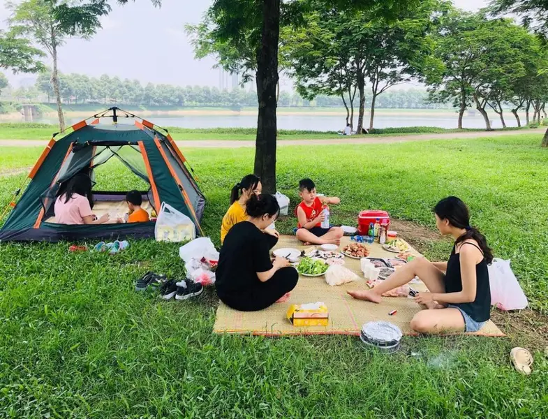 Picnic Xanh Mát Tại Công Viên Yên Sở