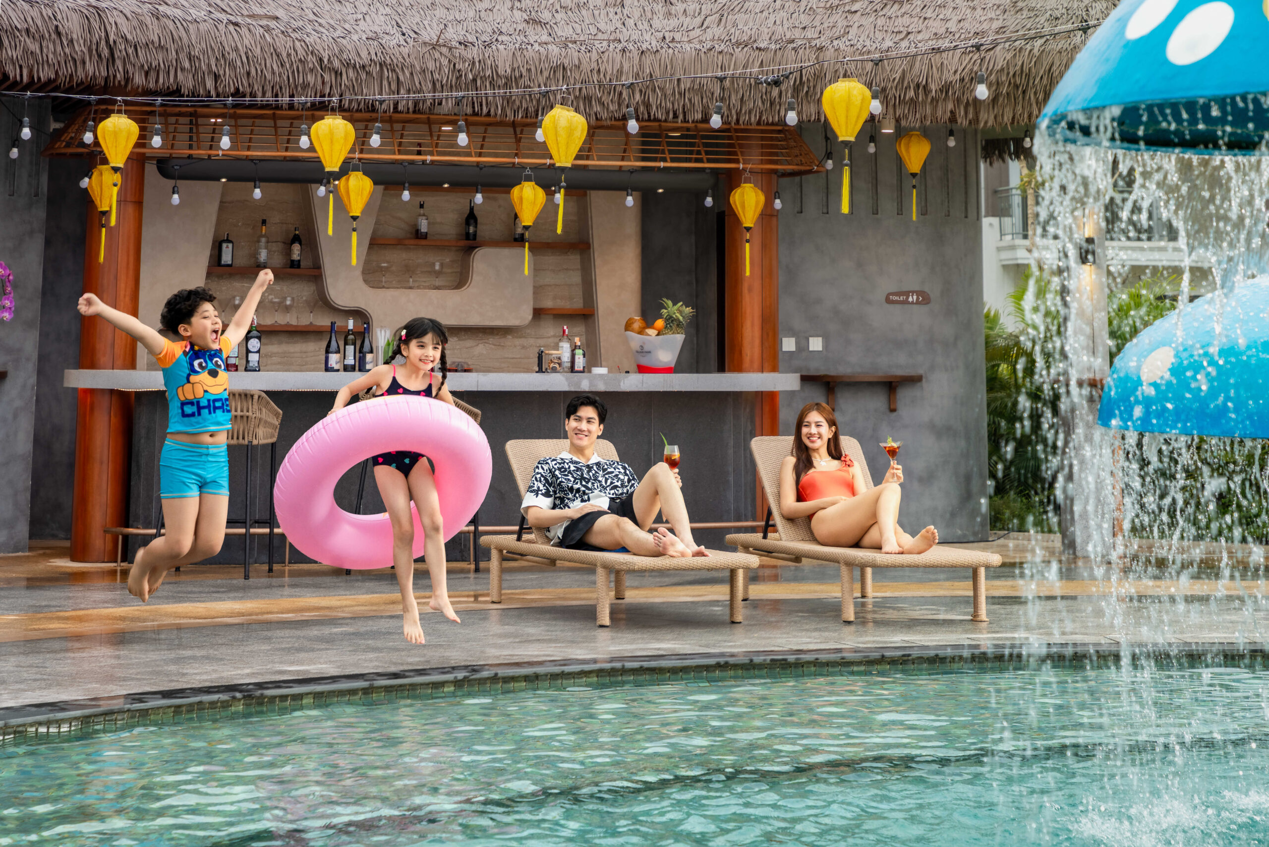 Thưởng Thức Cocktail Nồng Nàn Tại Quầy Pool Bar Hiện Đại Sang Trọng