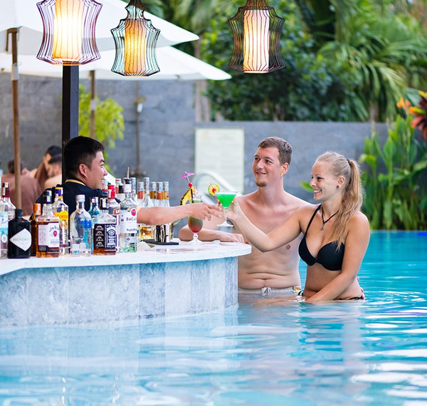 Pool Bar Là Mô Hình Quầy Bar Sát Cạnh Hoặc Bên Trong Khu Vực Hồ Bơi