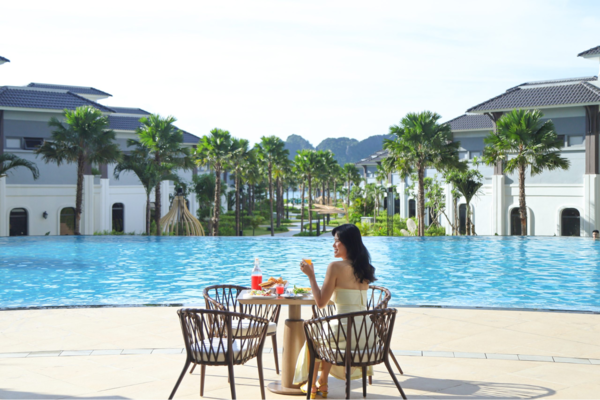 Thưởng Thức Cocktail Nghệ Thuật Tại Quầy Bar Chìm Hiện Đại