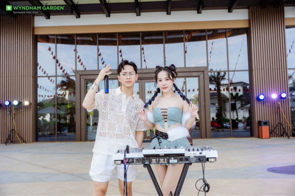 Pool Party Bọt Tuyết Cùng Dj Sôi Động