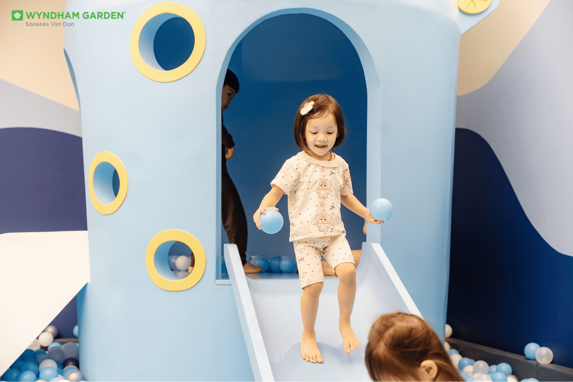 Khu Trò Chơi Ngoài Trời Với Cầu Trượt, Xích Đu