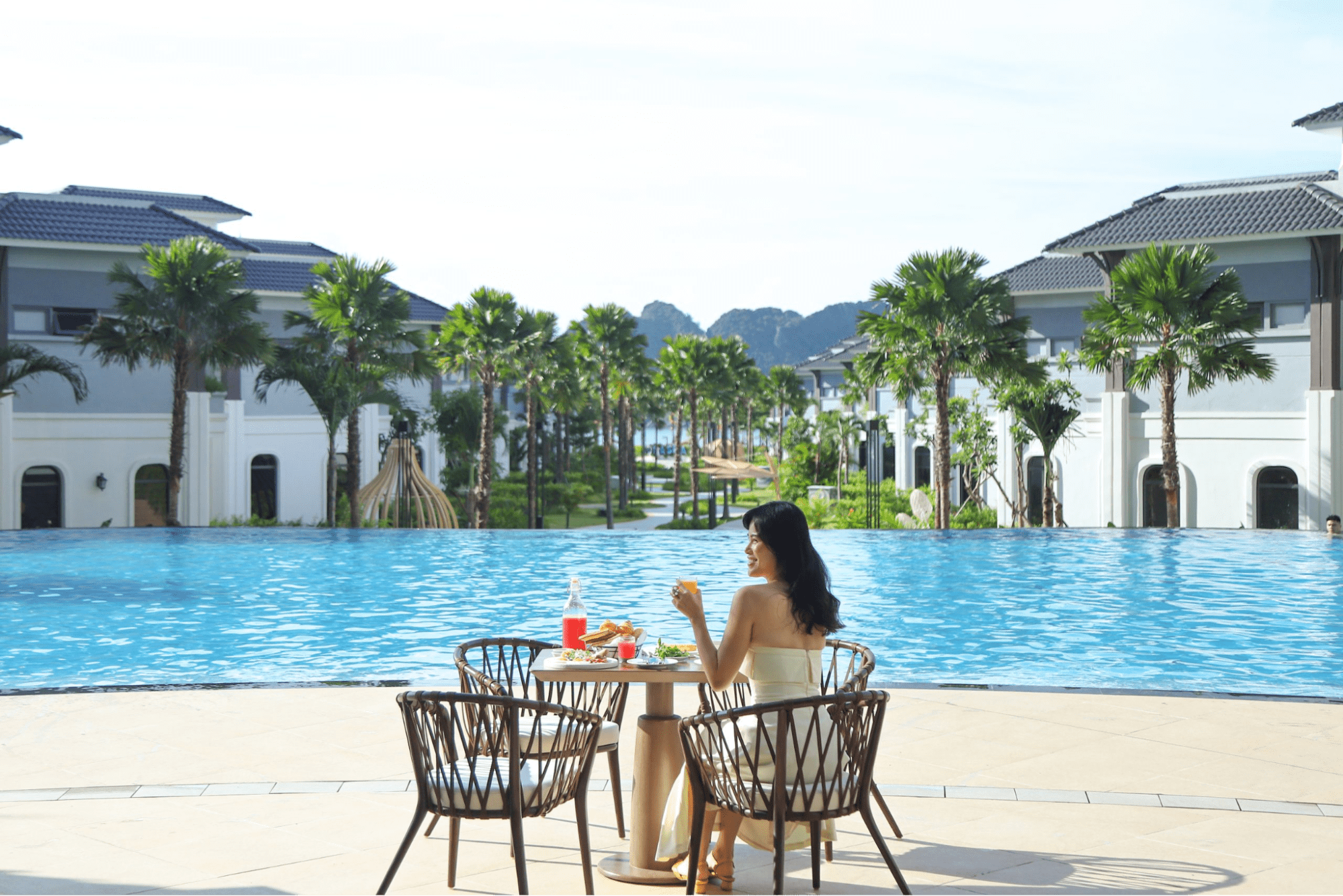 Hồ Bơi Ngoài Trời Rộng Lớn Với Tầm Nhìn Hướng Biển Thơ Mộng