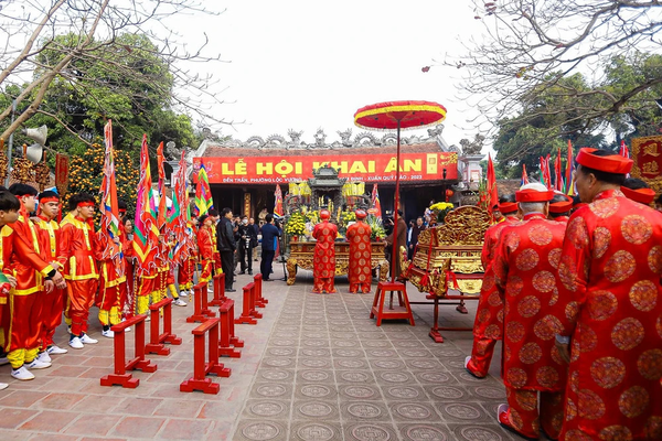 Nghi Thức Linh Thiêng Tại Lễ Hội Đền Trần