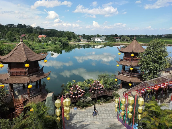 Kiến Trúc Tinh Tế Và View Toàn Cảnh Tại Đền Ứng Thiên