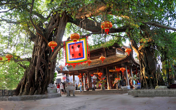 Sự Uy Nghiêm Trước Cổng Đền Mẫu Hưng Yên