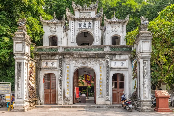 Không Gian Thờ Tự Tôn Nghiêm Tại Đền Quán Thánh