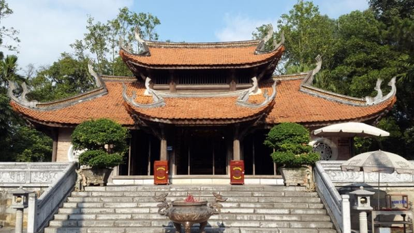 Dòng Người Náo Nức Về Thăm Đất Tổ