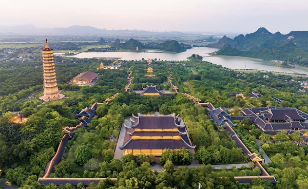 Kiến Trúc Đồ Sộ Của Bái Đính Giữa Núi Non Ninh Bình