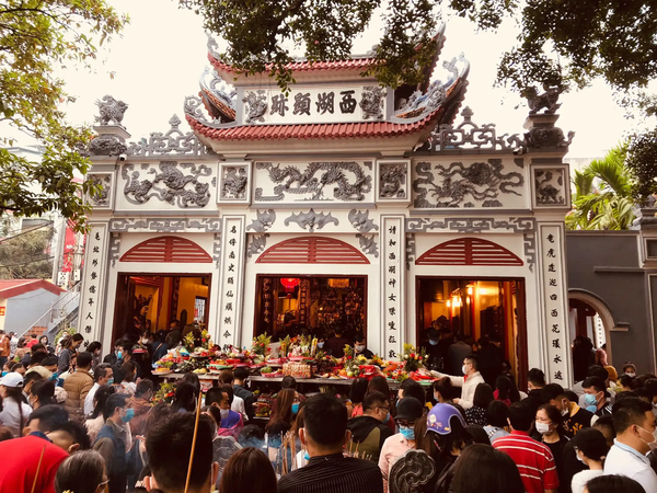 Cảnh Tượng Đông Đúc Tại Phủ Tây Hồ Ngày Xuân
