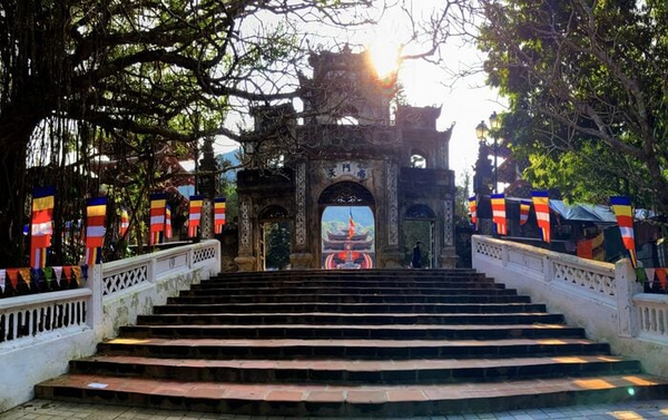 Ngồi Thuyền Thưởng Ngoạn Cảnh Sắc Chùa Hương