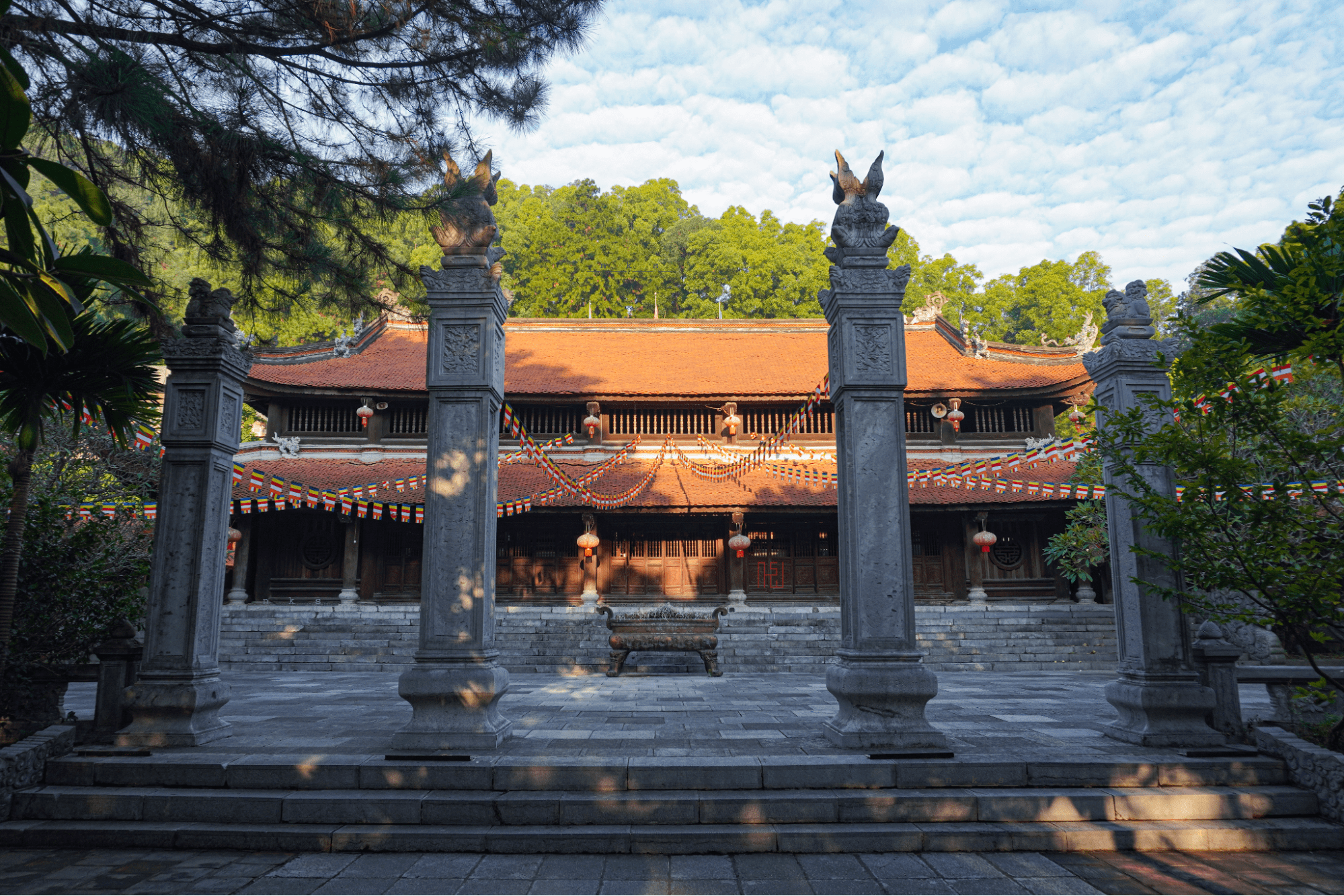 Chinh Phục Con Đường Trekking Lên Chùa Lôi Âm