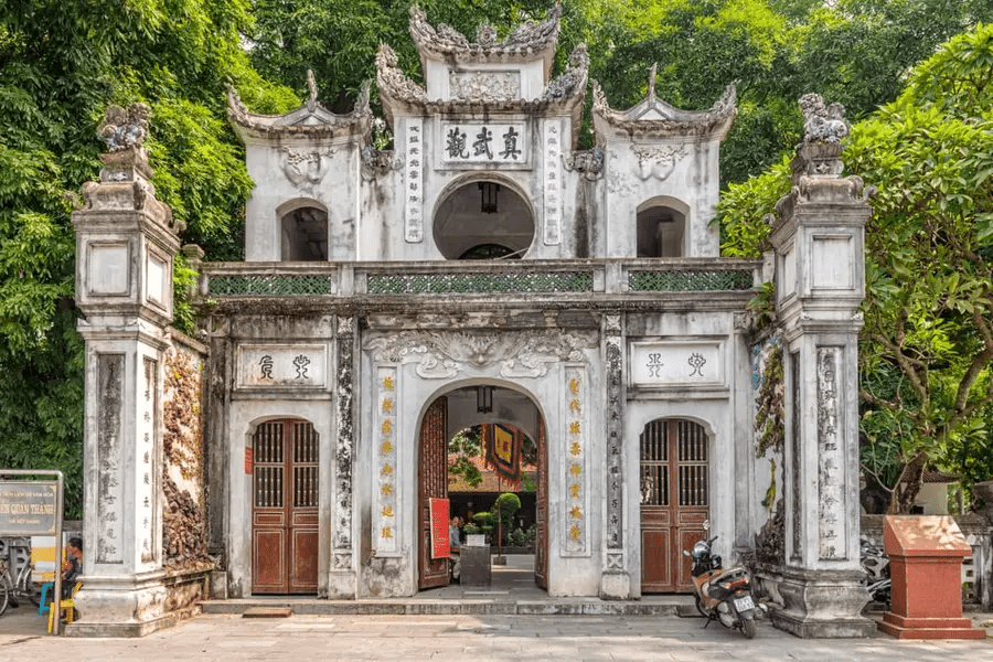Không Gian Thờ Tự Tôn Nghiêm Tại Đền Quán Thánh