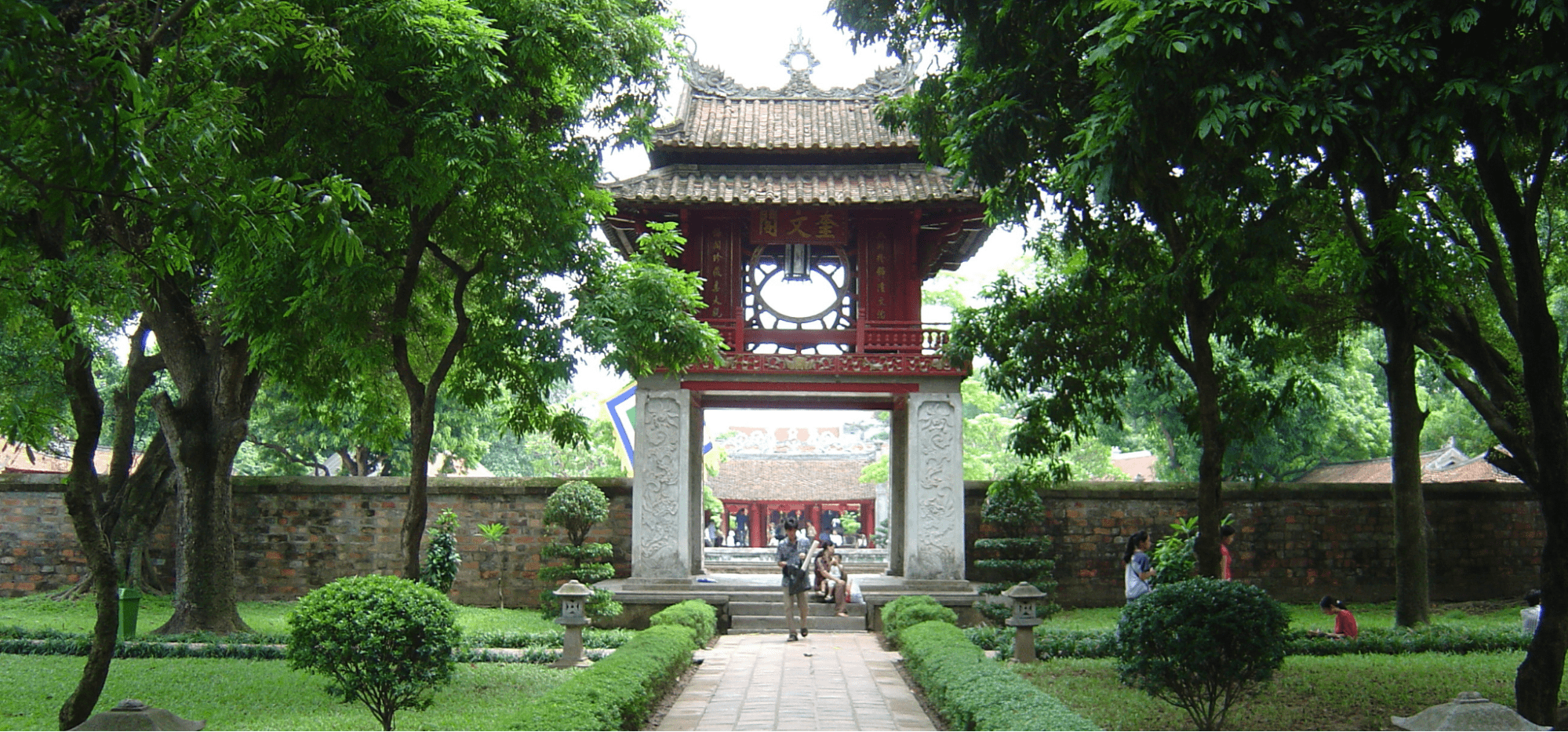 Sĩ Tử Và Du Khách Cầu May Tại Văn Miếu