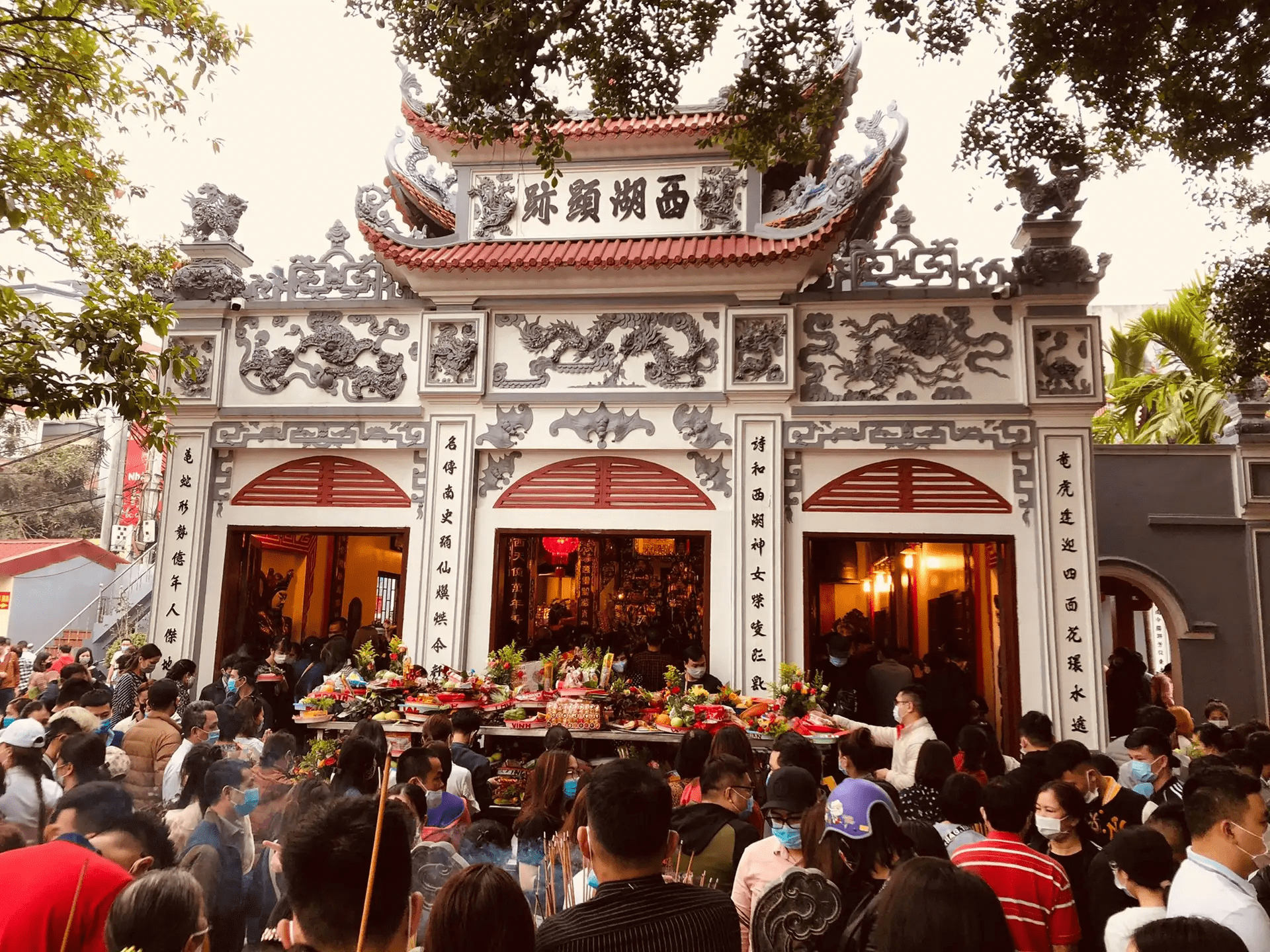 Cảnh Tượng Đông Đúc Tại Phủ Tây Hồ Ngày Xuân
