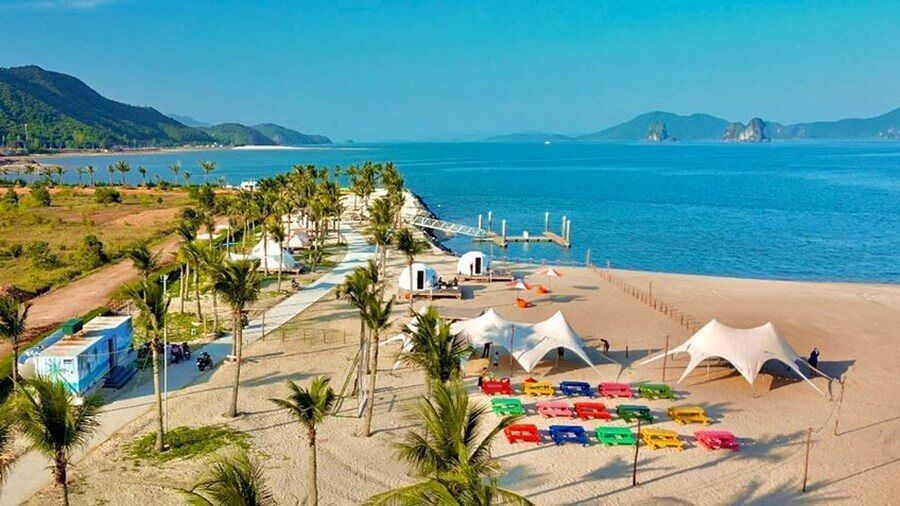Bãi Biển Cát Trắng Mịn Trải Dài Cùng Làn Nước Trong Xanh Tuyệt Đẹp 
