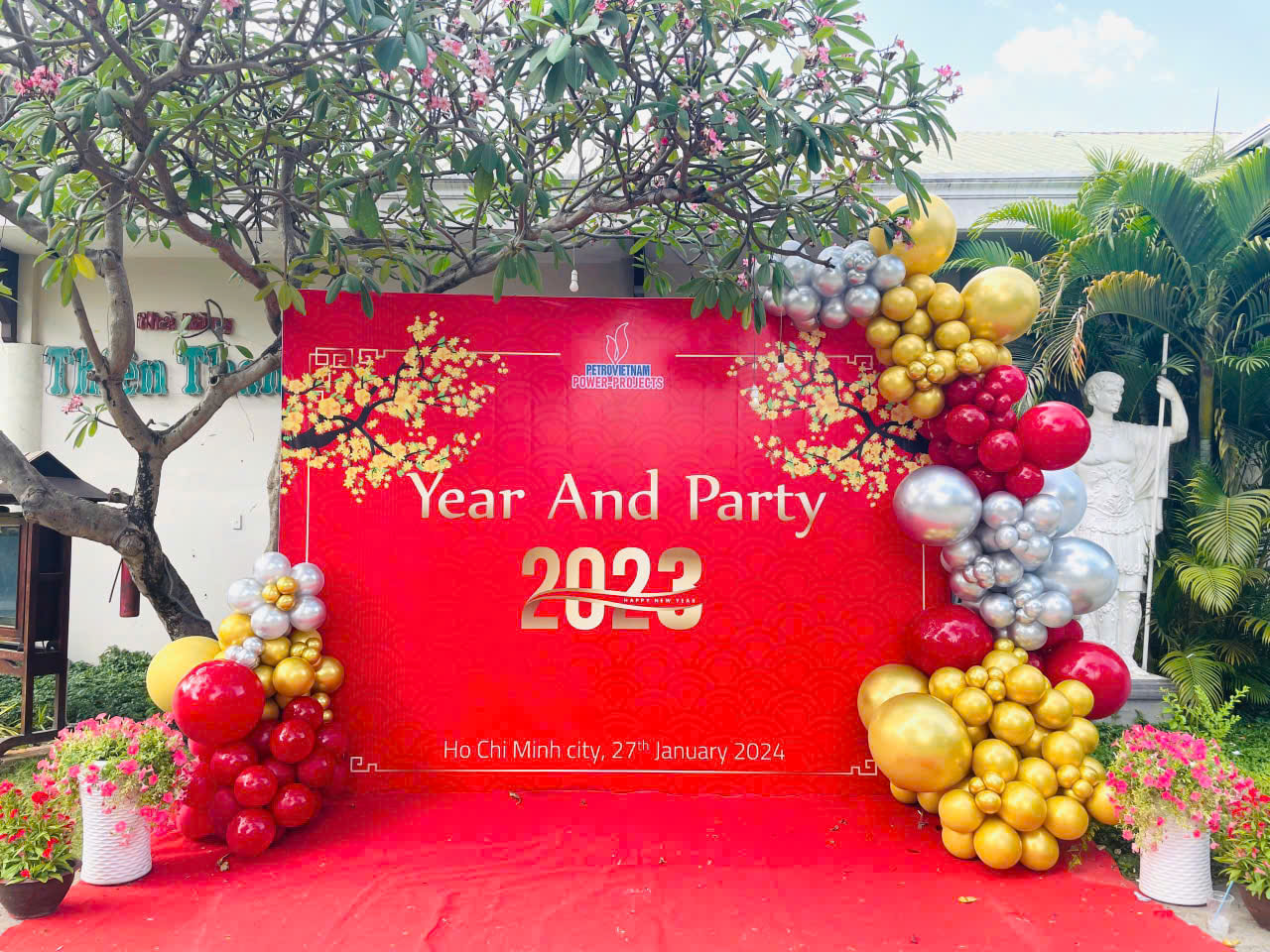 Mẫu Backdrop Year End Party Chủ Đề Tết Truyền Thống Ấm Cúng