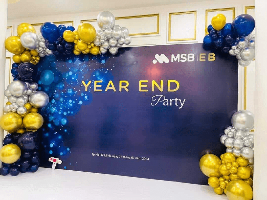 Backdrop Tiệc Tất Niên Rực Rỡ Với Tông Màu Vàng Kim Sang Trọng