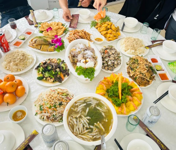 Nhà Hàng Hương Biển - Mộc Mạc, Đậm Vị Địa Phương