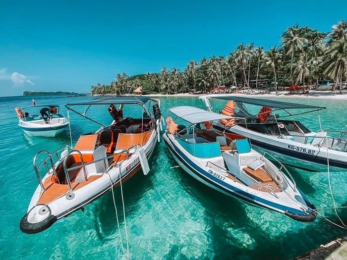 Di Chuyển Bằng Cano Ra Đảo Mắt Rồng