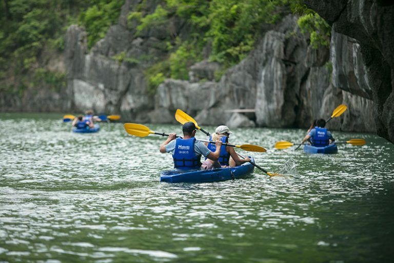 Chèo Thuyền Kayak Xuyên Hang Đá