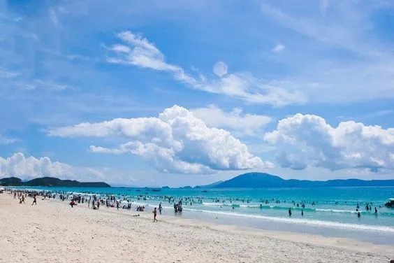 Tắm Biển Tại Bãi Tắm Trường Chinh