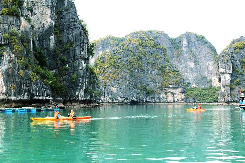 Trải Nghiệm Chèo Kayak Giữa Làn Nước Xanh Ngọc