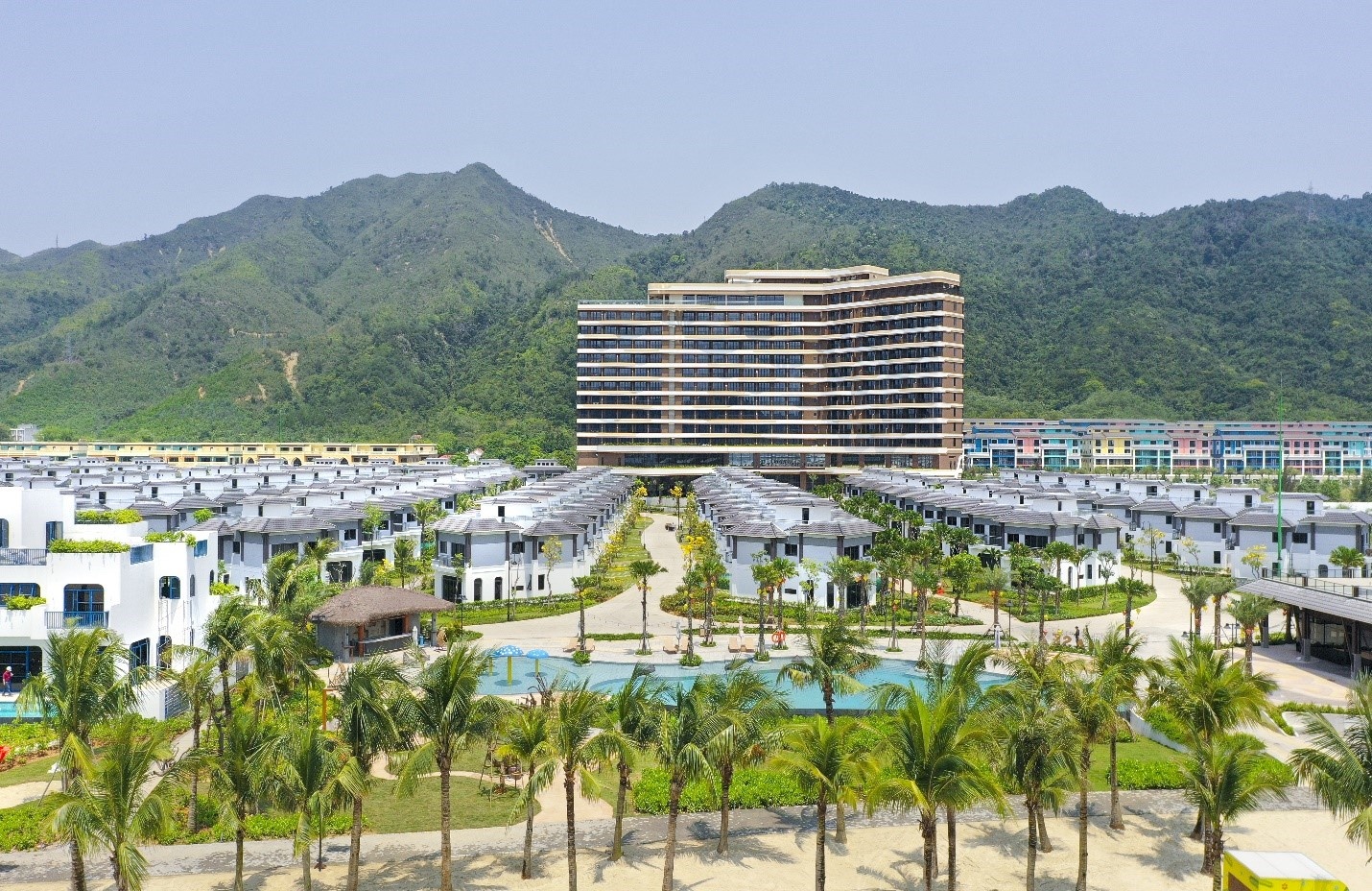 CEO Group unveils its first 5-star resort in Van Don 5 Wyndham Garden Sonasea Van Don Resort Overlooks Bai Tu Long Bay