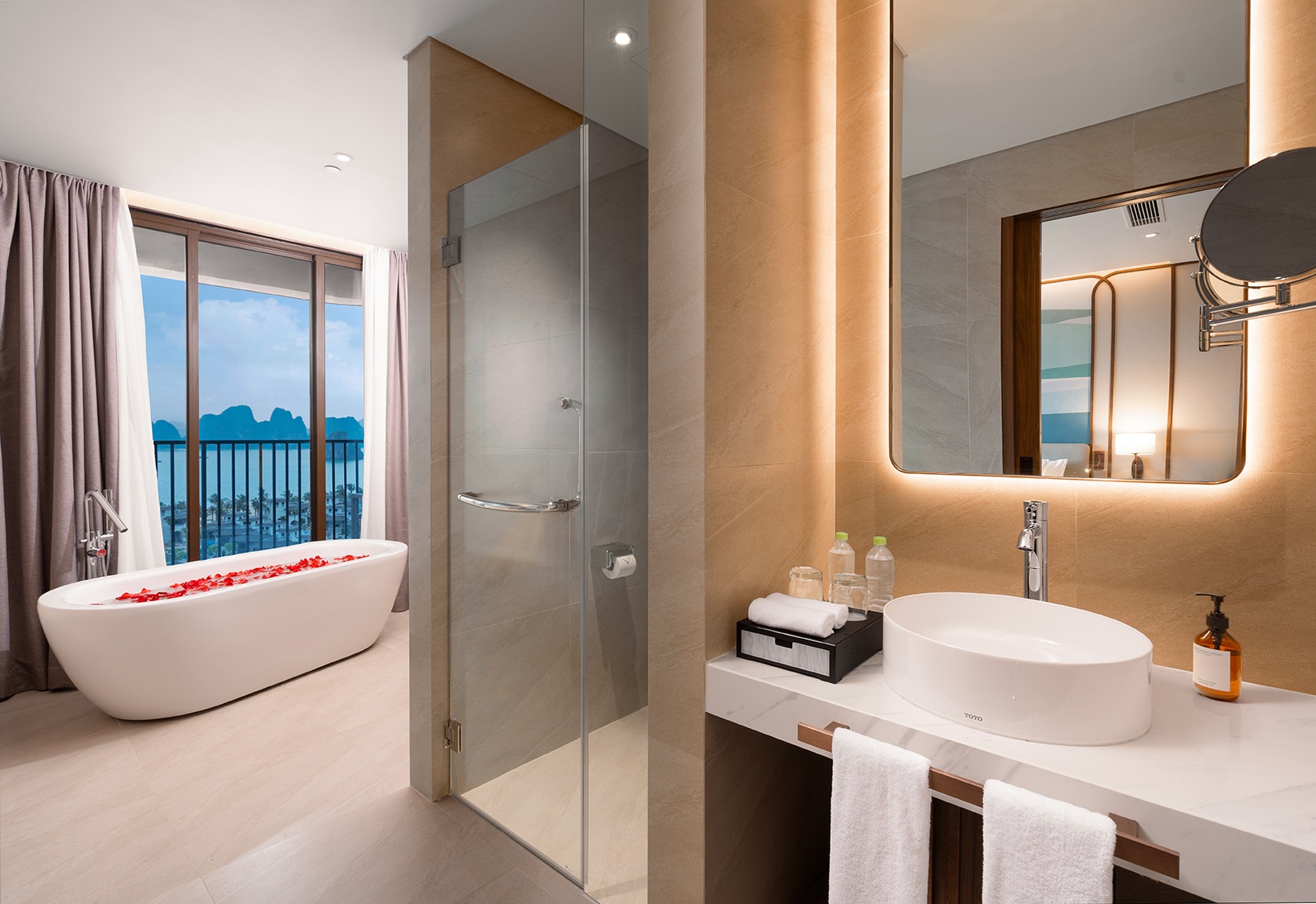 Review lịch trình du lịch Vân Đồn 2 ngày 1 đêm: Ăn gì, Chơi gì, Ở đâu? 20 56650 Accommodation Family Suite Seaview 5