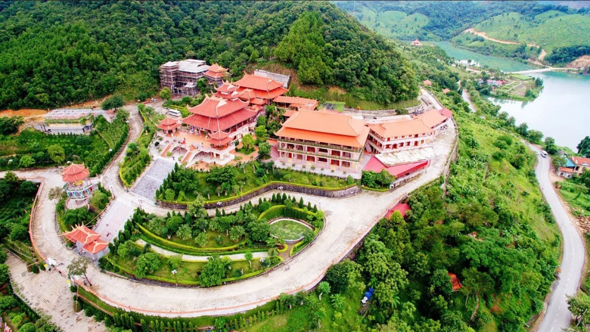 Hanh Lang Chua Cai Bau