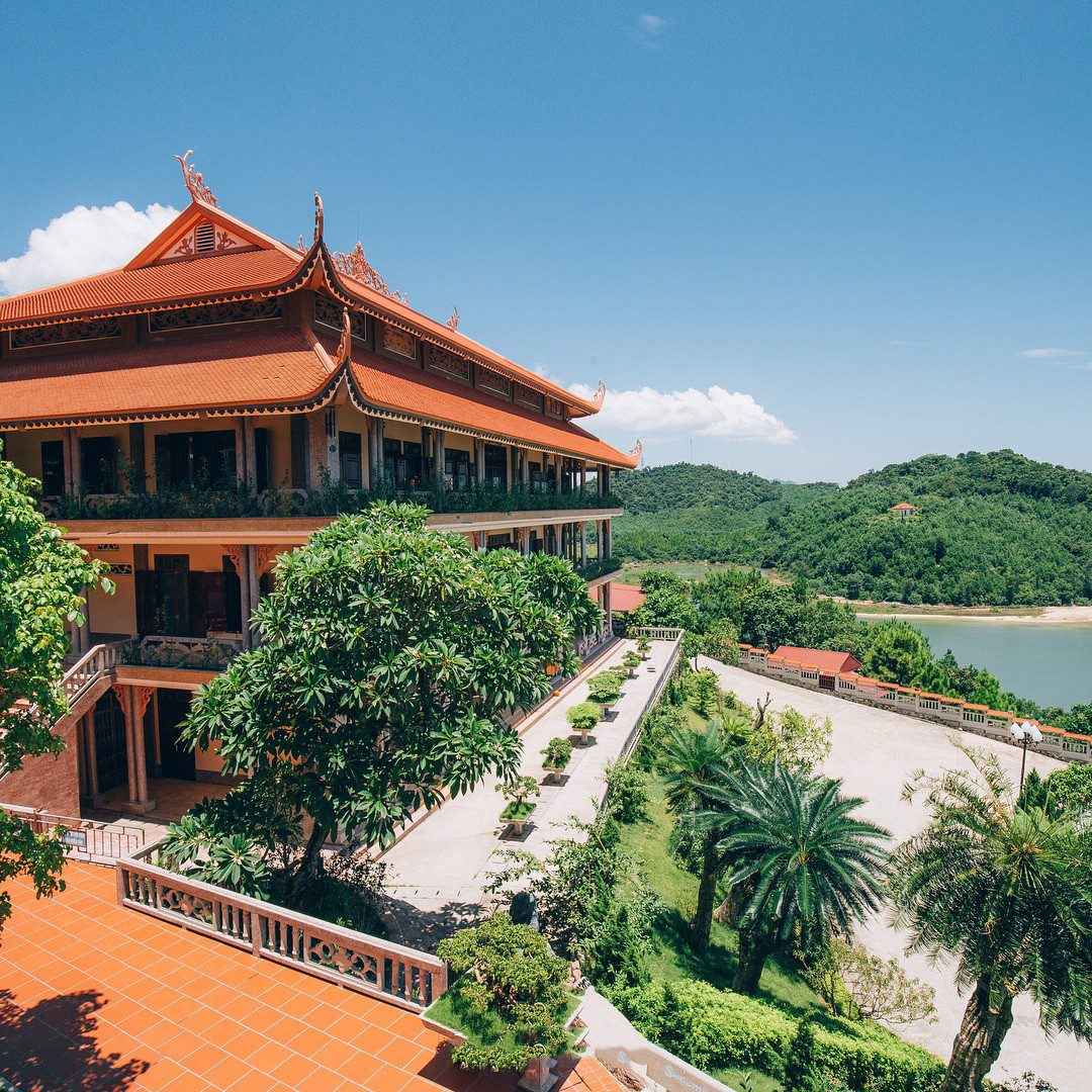 Khong Gian Chua Cai Bau Thanh Tinh