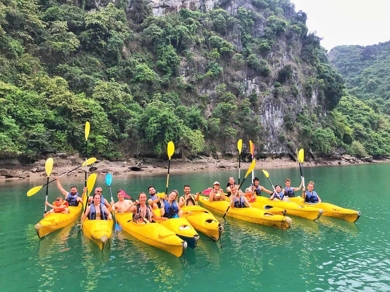 Cheo Thuyen Kayak Tren Dao