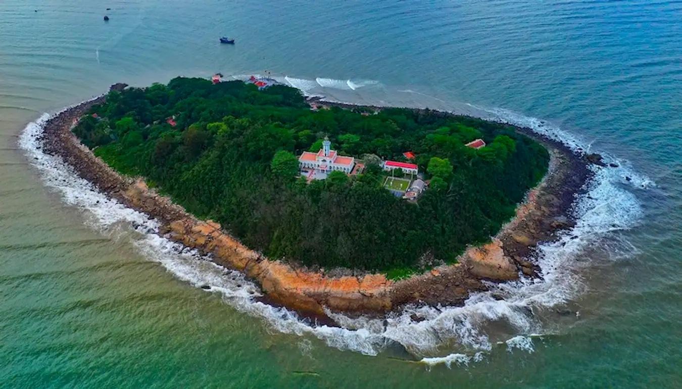 Dao Hon Dau Vien Ngoc Sang Giua Bien Troi Ha Noi