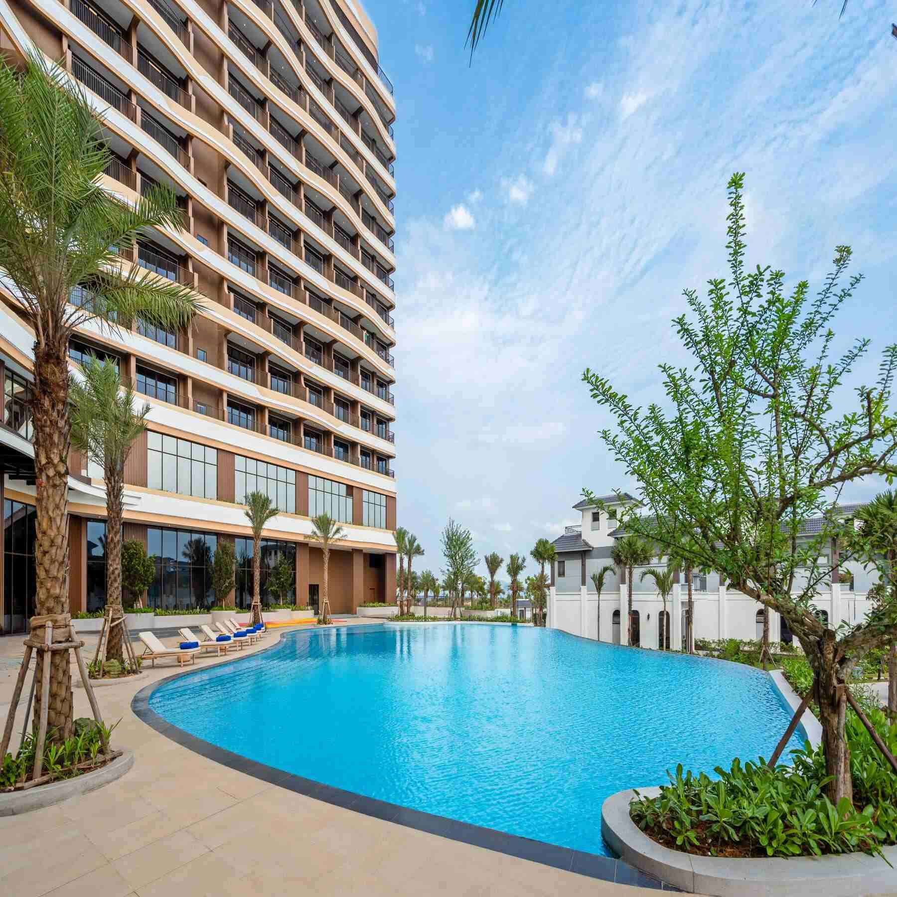 Đền Cặp Tiên: Nét văn hóa độc đáo bên bờ vịnh Bái Tử Long 29 Be Boi Ngoai Troi Sang Trong